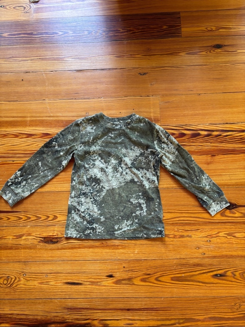 Boys Camouflage Long Sleeve T-Shirt....Red Head Size M